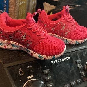 Kid girl,shoes size 7, never used, pick with unicorns